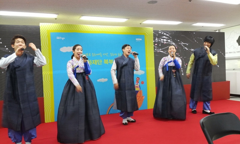 국악아카펠라 그룹 토리스가 뱃노래 공연을 하고 있다.