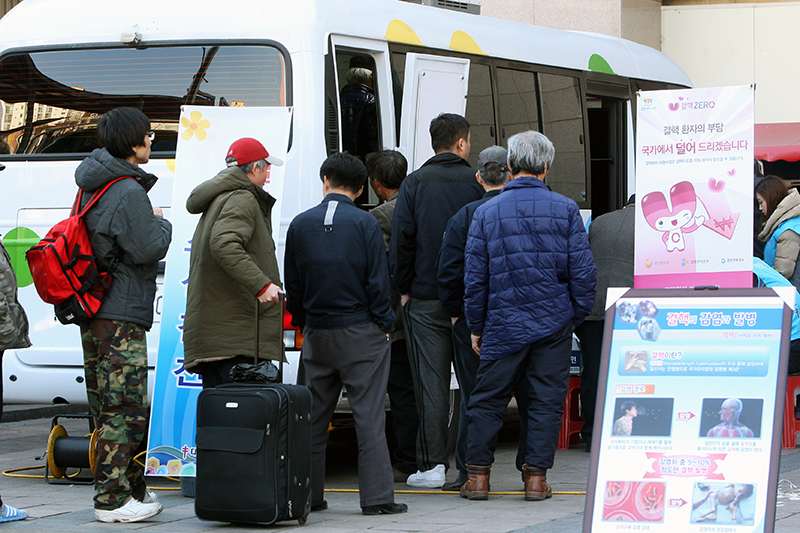 결핵협회 버스에서 건강검진을 받기 위해 대기하는 모습.