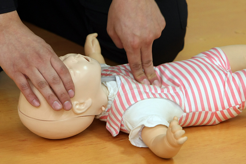1세 미만 영아의 경우 손바닥 대신 손가락 2개로 흉부 압박을 해야 한다.