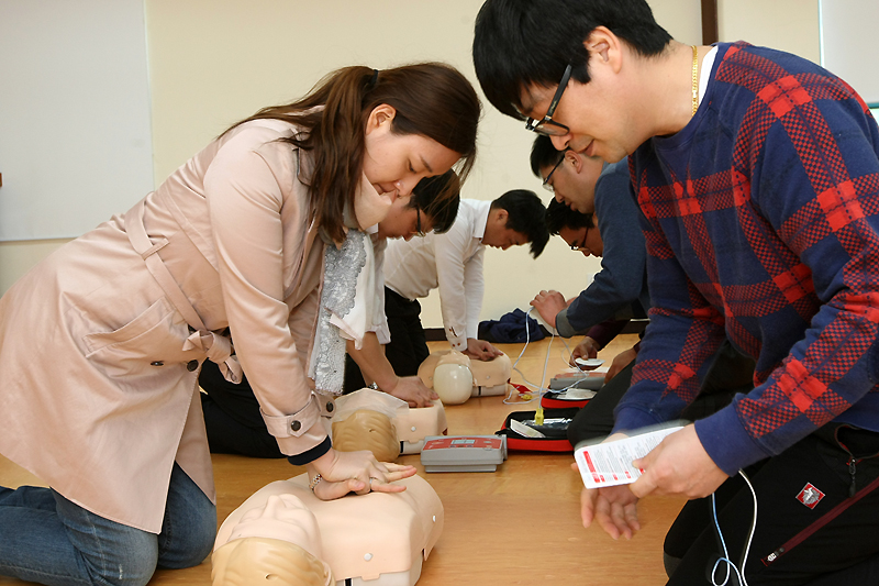 자동제세동기(AED, automated external defibrillator) 교육 모습.