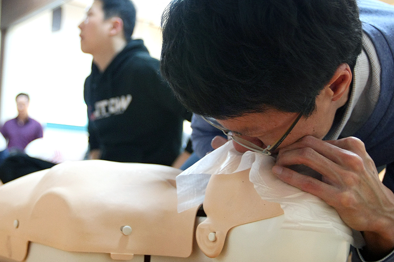 심폐소생술은 환자의 양쪽 유두 사이 가운데 지점을 깍지 낀 손바닥으로 30회 세게 누르고, 환자의 입에 숨을 불어넣는 인공호흡을 2회 하는 게 1세트다.