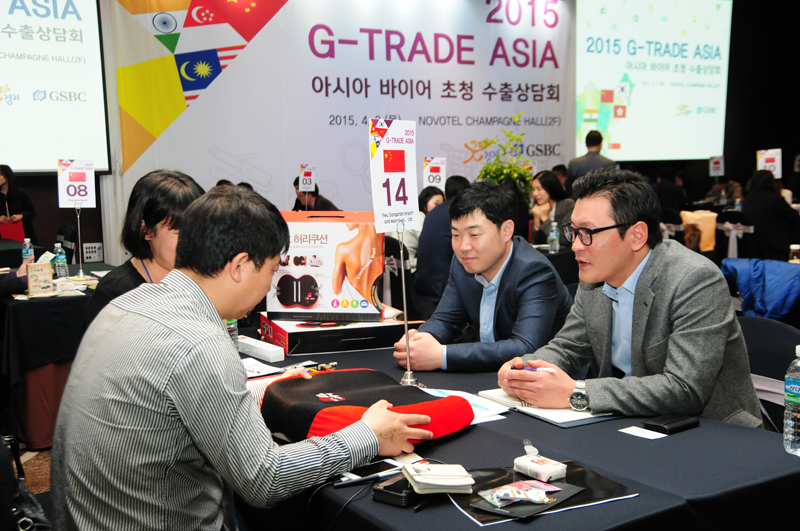 2일 수원 노보텔 앰배서더에서 개최된 ‘2015 G-TRADE ASIA 수출상담회’에서 아시아 시장 진출을 희망하는 중소기업과 바이어가 상담하는 모습.