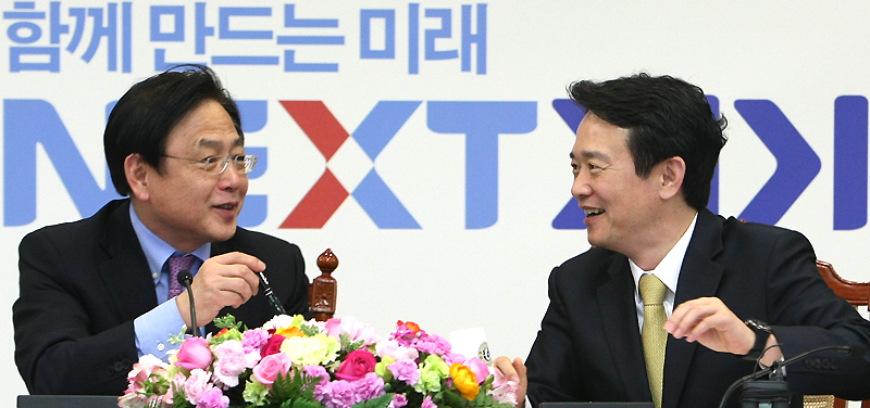 협약식에서 남경필 지사와 김영목 코이카 이사장이 환담을 나누고 있다.