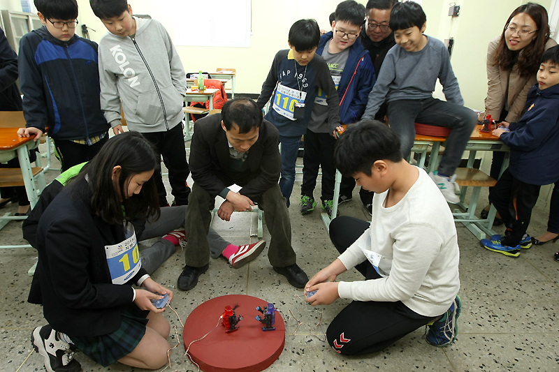  ‘영 스킬(Young Skill) 올림피아드 로봇복싱대회’ 참가자들이 직접 조립한 로봇을 조종하고 있다.