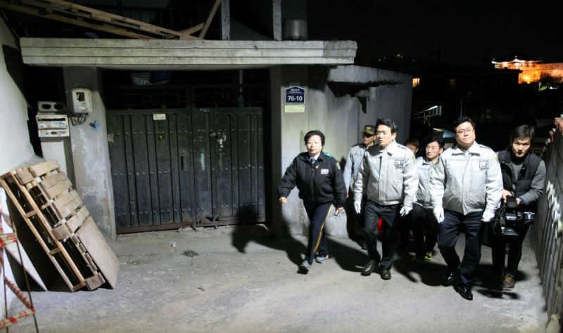 8일 밤 수원 팔달구 지동 일원에서 남경필 경기도지사와 이기우 도 사회통합부지사가 야간순찰을 돌고 있다.