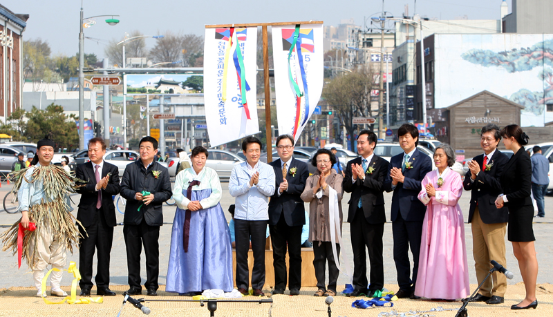 11일 수원 화성행궁 광장에서 열린 ‘2015 경기민속문화의 해’ 선포식에서 세리머니 행사 후 참석자들이 기념촬영을 하고 있다.