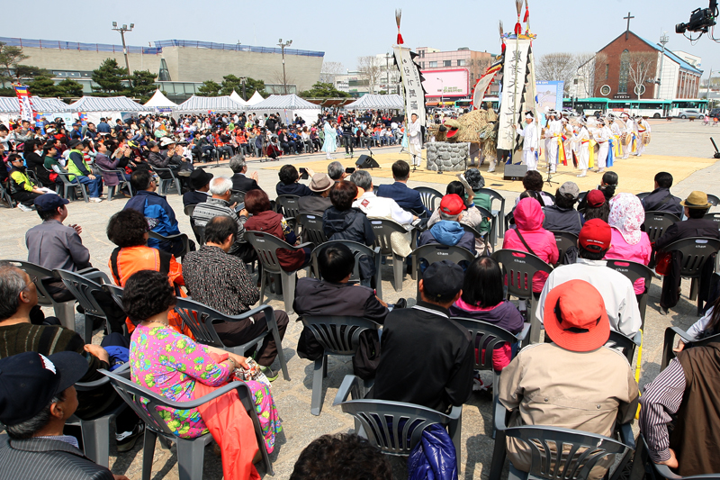 이날 행사에는 남경필 경기도지사, 박민권 문화체육관광국 제1차관, 강득구 도의회 의장, 천진기 국립민속박물관장 등 주요 인사와 도민 1200여 명이 참석했다. 