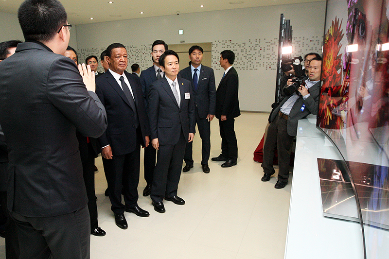 남 지사와 물라투 테쇼메 대통령이 LG디스플레이 R&D 쇼룸에서 개발 제품에 대한 설명을 듣고 있다.