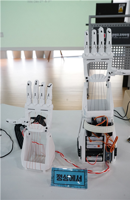 경기도는 ‘경기 콘텐츠코리아 랩’에서 활동하는 이상호 씨가 ‘장애인 전자 의수’를 개발했다고 20일 밝혔다. 개발 시제품 ‘3D 프린팅 전자 의수’.