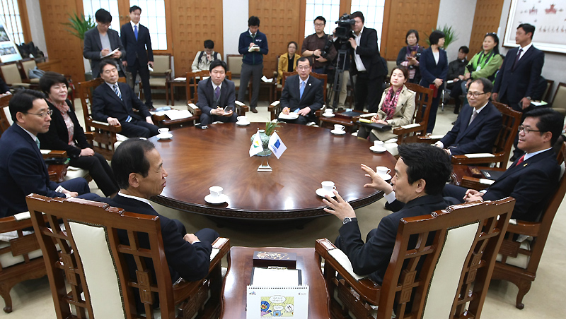 강원도청 통상상담실에서 열린 남경필와 최문순 지사의 환담에선 지난 11일 ‘강원도 감자원정대’의 경기도청 벚꽃축제 행사장 방문과 관련해 덕담이 오갔다.