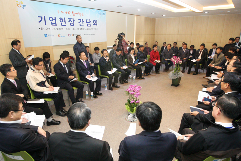 남 지사, 평촌스마트스퀘어 입주기업인 애로 수렴 : : 경기도뉴스포털 남 지사, 평촌스마트스퀘어 입주기업인 애로 수렴