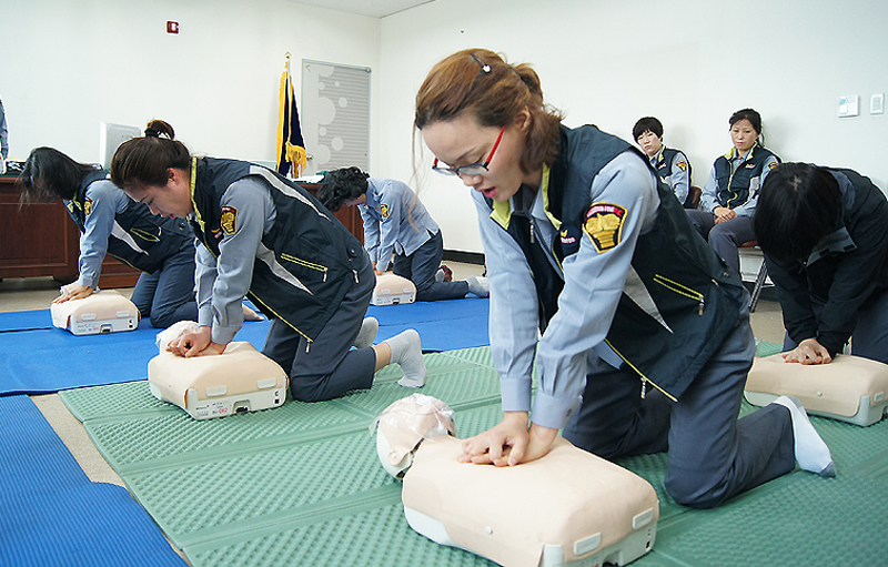 경기도는 지역사회 심폐소생술 문화 확산을 위해 5월부터 도내 135개 여성의용소방대를 중심으로 심폐소생술 교육을 실시한다.