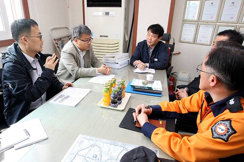 ‘찾아가는 안전컨설팅’ 진단팀이 동양하이테크 관계자와 회의를 하고 있다.