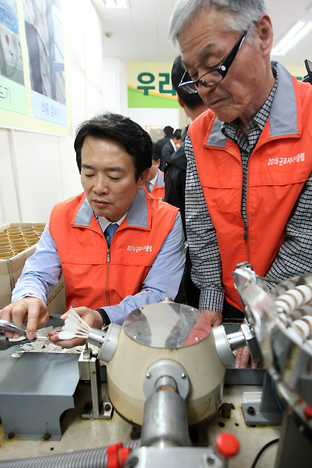 남경필 경기도지사가 22일 ‘경기 연정 실천, 도지사와 부지사가 찾아갑니다’ 일곱 번째 자리로 군포시니어클럽 셔틀콕 Gooshing 사업단을 찾아 셔틀콕 제작을 체험해보고 있다. 