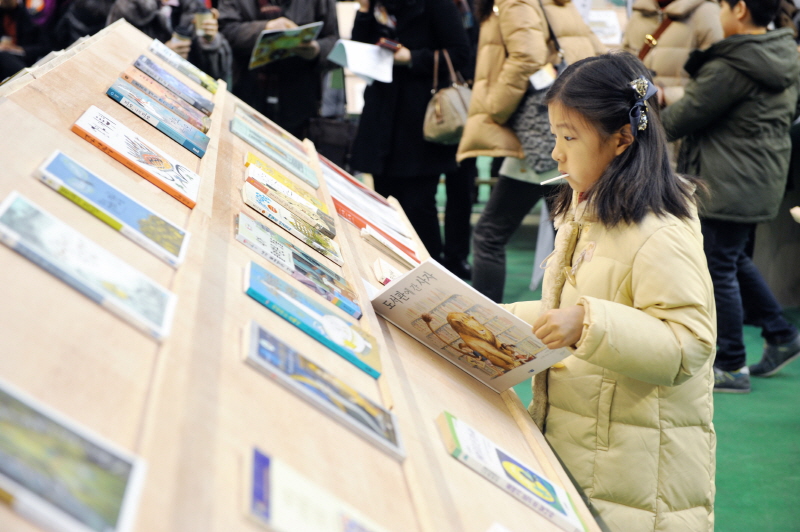 경기도는 ‘작은도서관 협력 멘토링 사업’에 참여할 작은도서관을 4월 24일부터 5월 4일까지 모집한다. 지난해 의정부시 경민대학교에서 열린 ‘제2회 작은도서관 축제’ 자료사진.