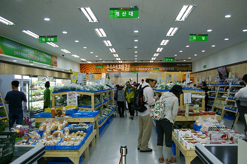 고양 일산농협 등 6개소가 한국농수산식품유통공사(aT)가 공모한 ‘로컬푸드 직매장 지원사업’ 대상자에 선정됨에 따라, 경기도내 로컬푸드 직매장이 11개에서 17개로 늘어나게 됐다.