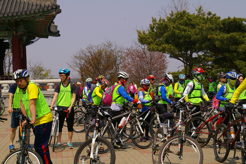 DMZ 자전거 투어 참가자들이 출발을 준비하고 있다