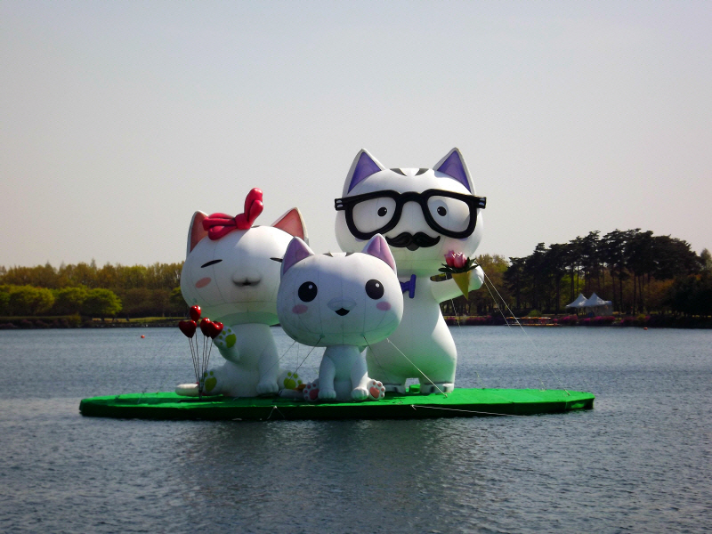고양시청의 마스코트 고양이 가족이 호수 위에 전시되어 있다.