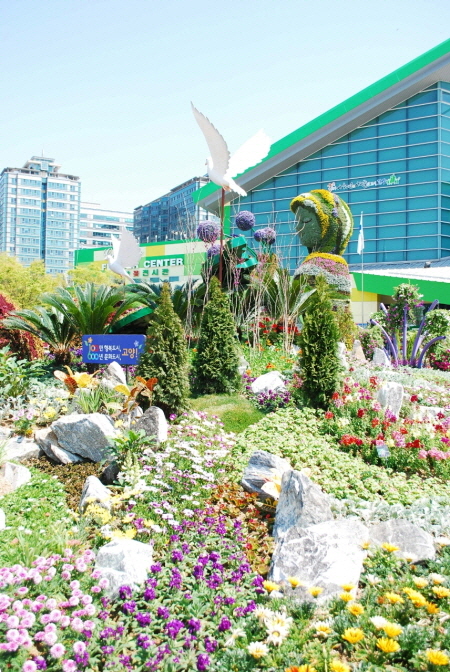야외정원에는 꽃을 이용한 다양한 조형물이 설치돼 있다.