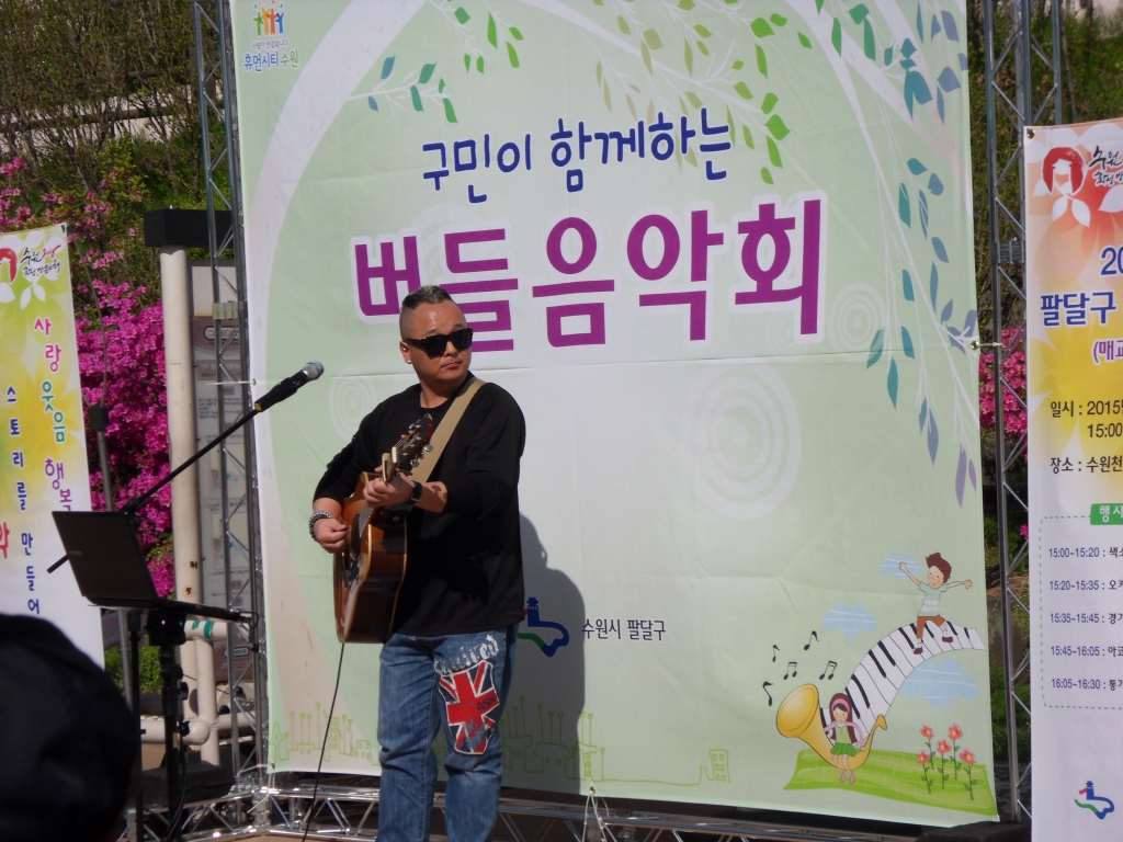 통기타 라이브 가수 박성호 씨가 멋진 공연을 펼쳤다.