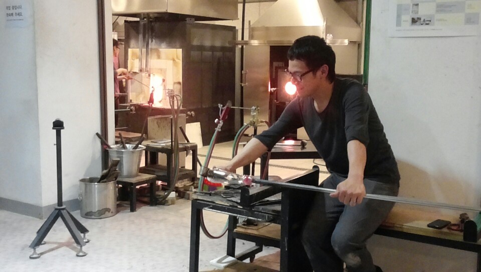 유리 공예를 만들고 있는 일본 작가
