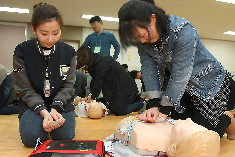 4월 14일 경기도인재개발원에서 신규공직자 대상 심폐소생술 교육이 진행되고 있다.