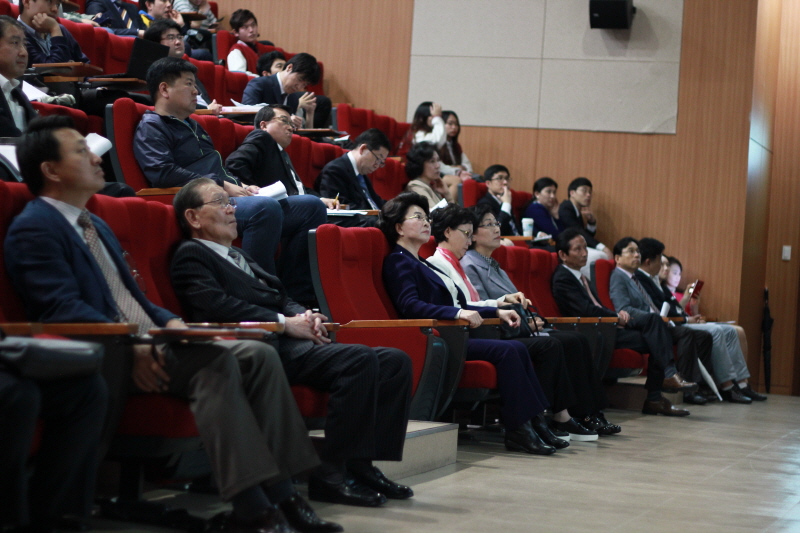 가천대학교 이길여 총장을 비롯한 참석자들이 발표자의 발언을 경청하고 있다.