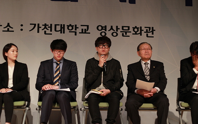 가천대 재학생인 박성민 씨가 발언을 하고 있다.