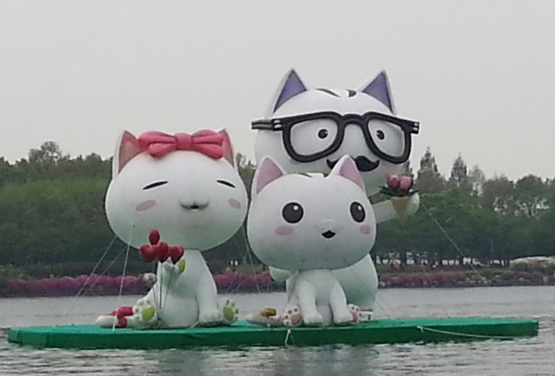 호수에 설치된 고양시 캐릭터 `고양고양이`