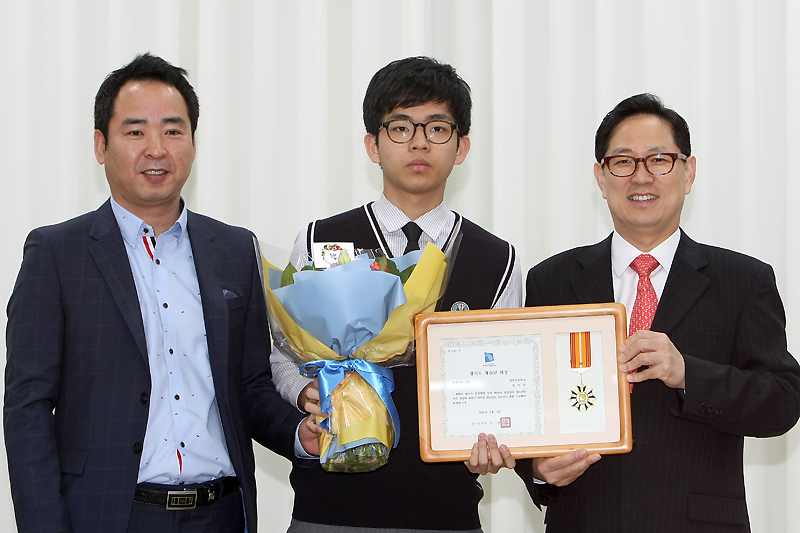 부천시 정명고등학교 3학년 성민규 학생이 ‘2015년도 경기도 청소년상’ 대상을 수상했다.