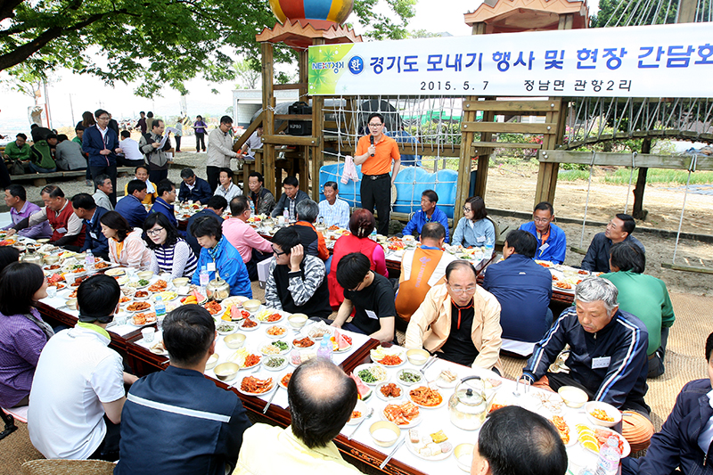 모내기 시연을 마친 박 부지사가 농업인 및 소비자들의 다양한 의견을 청취하고 있다. 
