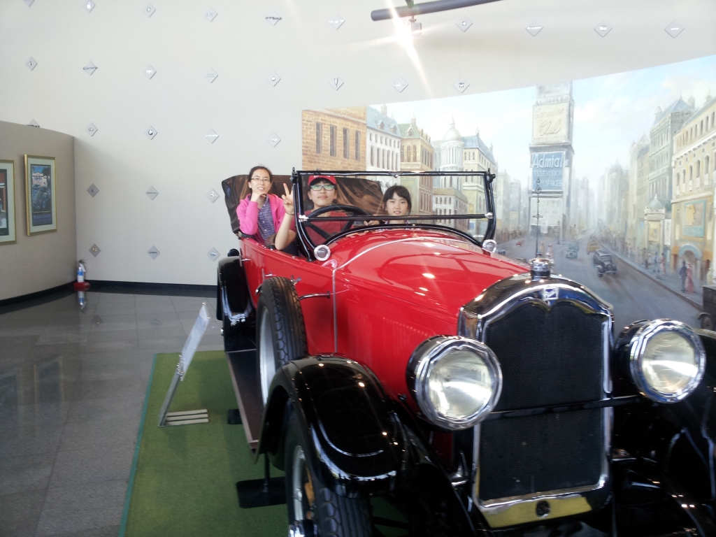 삼성화재교통박물관에서는 옛날 자동차 타보기 체험을 할 수 있다.