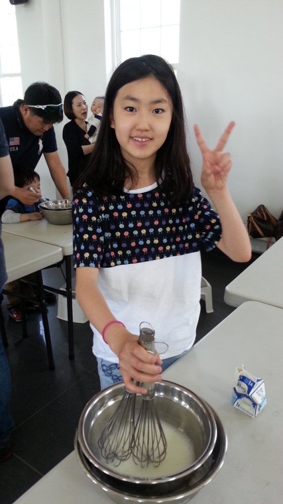 김연우 꿈기자가 아이스크림을 만들고 있는 모습