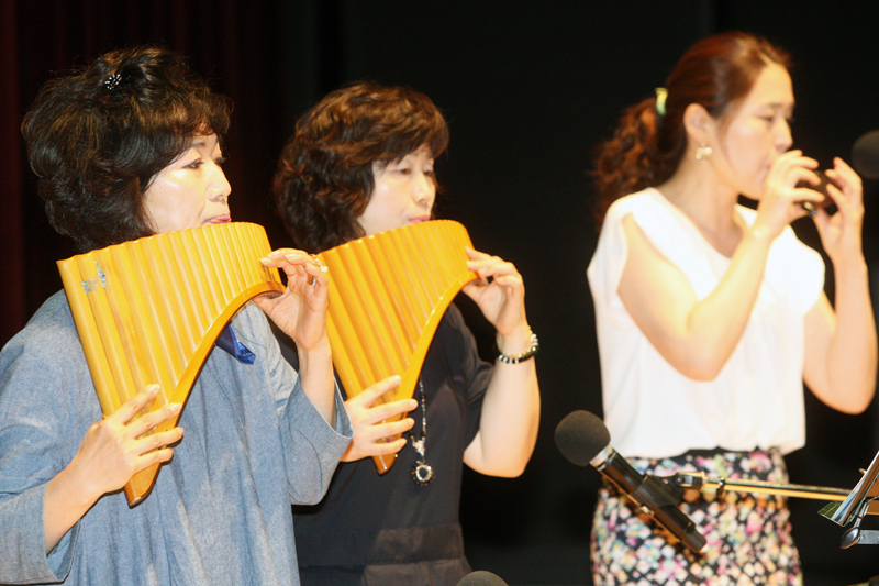 행사에 앞서 환타지아 팬플룻 앙상블이 공연을 펼치고 있다.