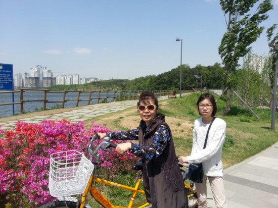 2인용 자전거를 할머니와 함께 타며 즐거운 시간을 보낸 꿈기자