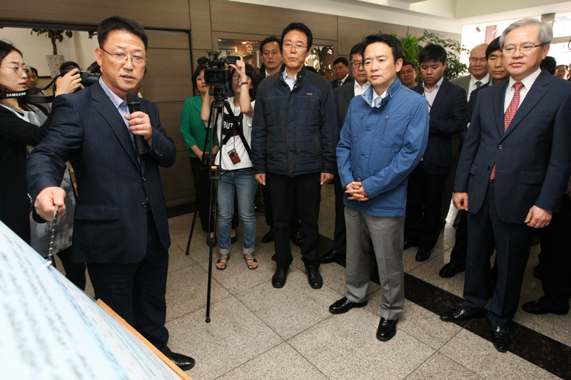 남경필 지사가 군포 당정동 공장밀집지역 현황에 대해 듣고 있다.