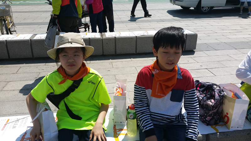 걷기대회에 참가한 김영은 양(왼쪽)과 류호경 군(오른쪽)