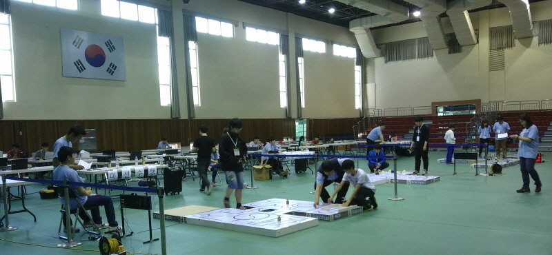 <전국 로봇 경진대회>에 참여하고 있는 학생들.