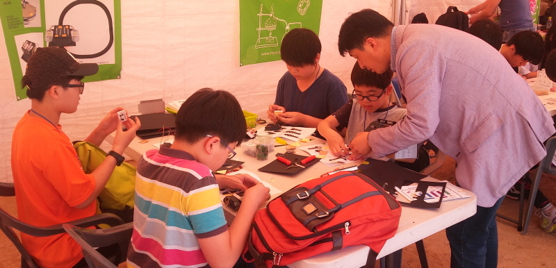 <뱀 로봇> 만들기에 집중하고 있는 학생들.