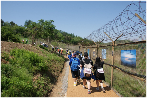 DMZ의 생태환경을 담은 사진을 감상하는 참가자들
