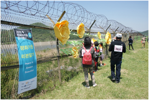 철조망에 평화기원 리본을 달고 있는 참가자들