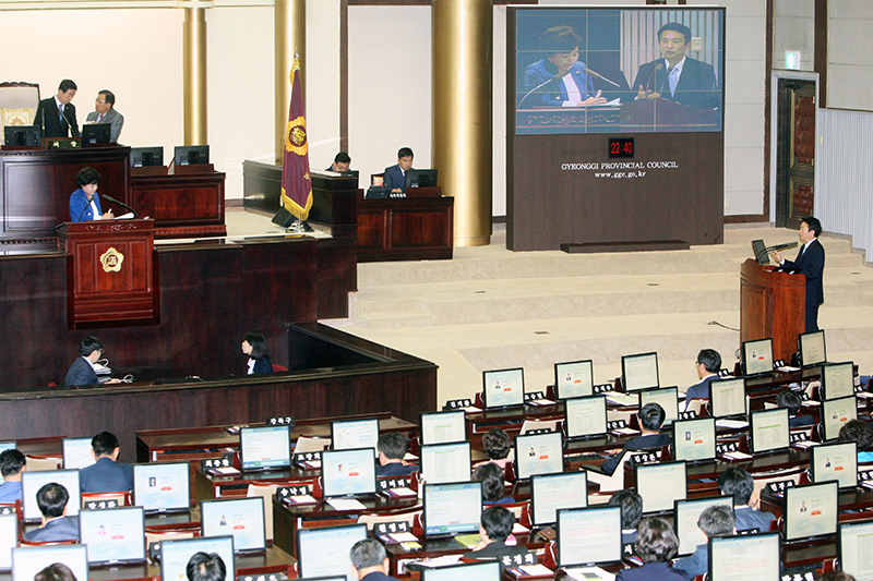 19일 오전 열린 제297회 임시회 제2차 본회의에서 남경필 경기도지사가 도정질문에 답변하고 있다.