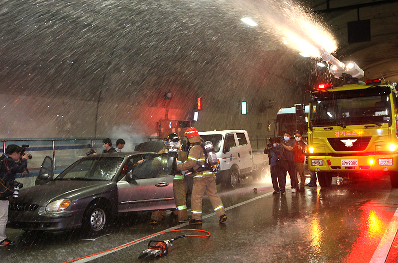 경기도 역대 최대 규모의 재난안전 훈련인 ‘2015 재난대응 안전한국훈련’이 21일 오후 3시 영동고속도로 용인 마성터널(인천방향)에서 실시됐다.