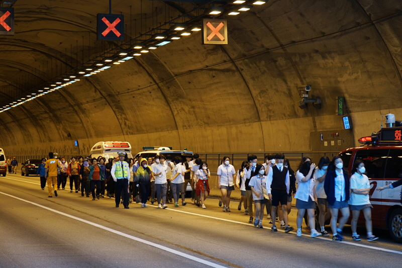 터널 내 화재 발생 후 소방대원과 경찰의 안내에 따라 일반 시민들이 대피하고 있다.
