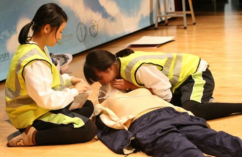 경기도가 도민들의 올바른 응급상황 대처·관리능력 향상을 위한 ‘기적의 깍지, 2015년 고등학생 심폐소생술 경연대회’의 참가자를 6월 2일부터 19일까지 모집한다.