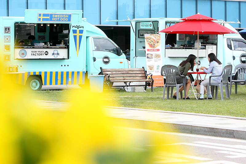 경기도는 5월 18일부터 29일까지 2주간 도청 제3별관 앞 주차장에서 아침과 점심시간에 푸드트럭 2대를 운영했다. 