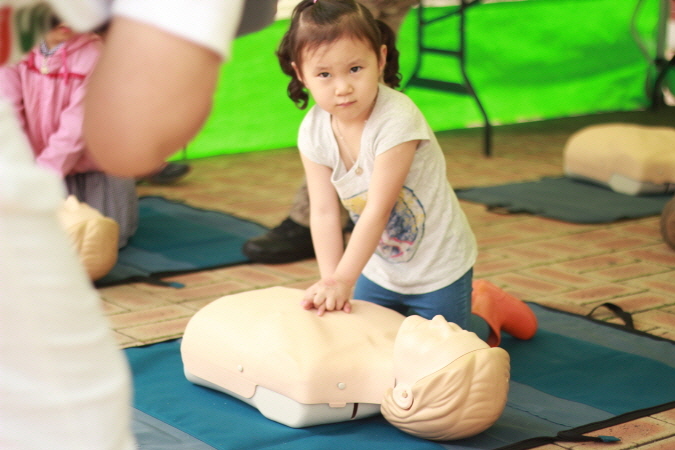 한 어린이가 인공호흡법을 체험하고 있다.