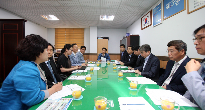 경기도는 메르스 확산에 대한 도민들의 불안 해소를 위해 경기도 콜센터 120에서도 메르스 관련 상담을 실시하기로 했다. 2일 오후 도내 메르스 발생지역 보건소를 방문한 남경필 경기도지사가 긴급대책회의를 주재하고 있다. 