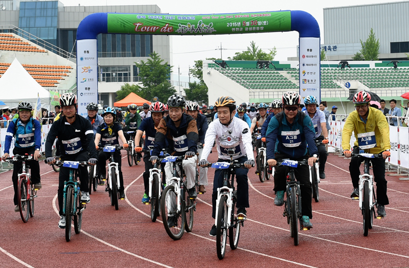  ‘2015 Tour de DMZ(평화누리길 자전거 퍼레이드)’ 대회가 30일 경기도 연천과 강원도 철원 DMZ 일대에서 진행됐다. 