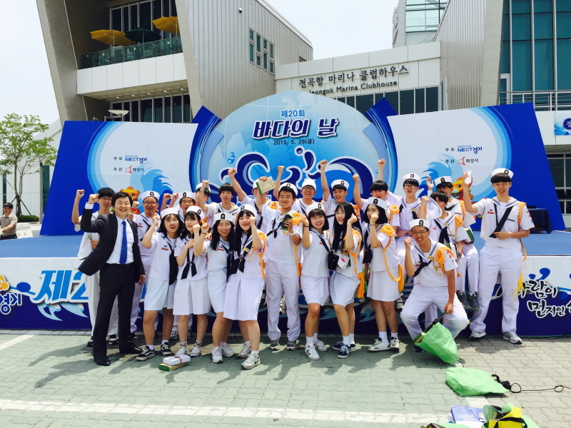 해양한국의 미래를 열어갈 삼일공고 해양소년단 학생들과 권용호 지도교사.